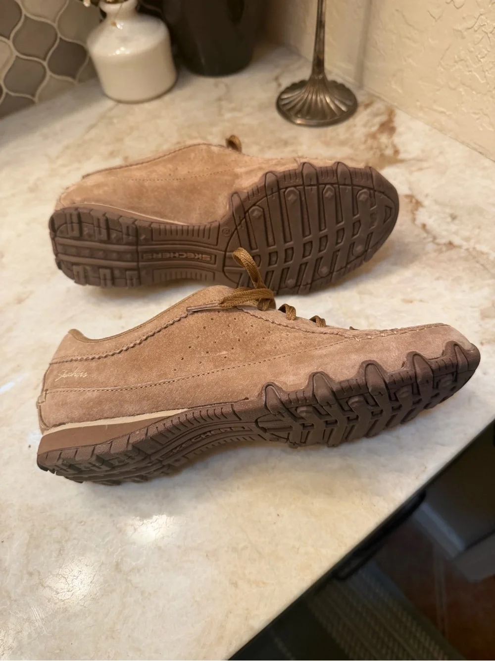 Skechers suede leather womens shoes sz 8